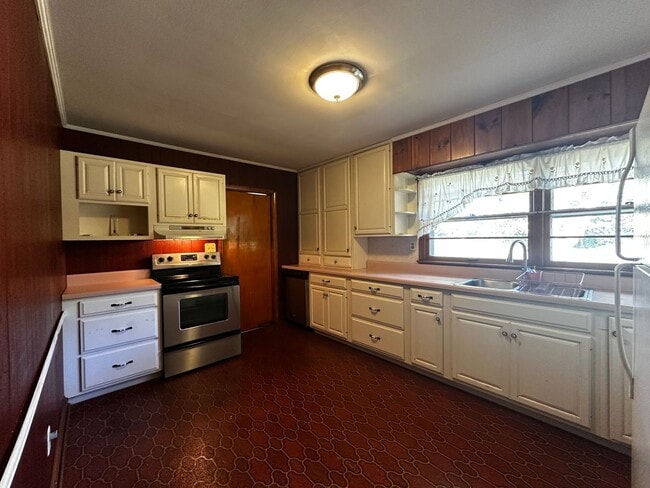 Building Photo - **Move-In Special !! 3 bed/ 2 bath rancher...