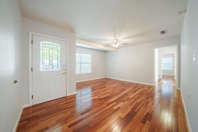 Building Photo - Central Austin charming 3 BR / 1 BA - Next...