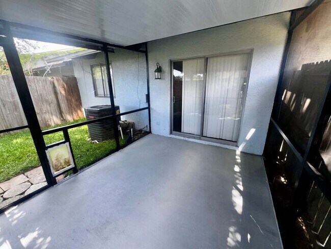 Building Photo - 3 Bedroom 2 Bath Winter Garden Townhome with Remodeled Kitchen and a Fenced Backyard!