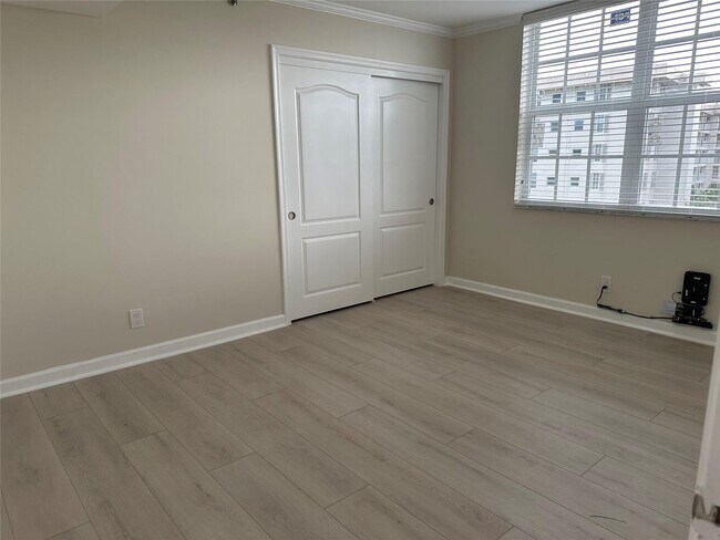 Building Photo - 3510 Oaks Way