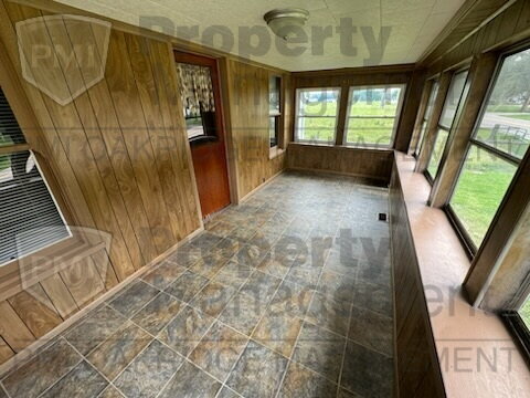 Building Photo - Country 2 Bedroom Apartment with 1 Car Garage