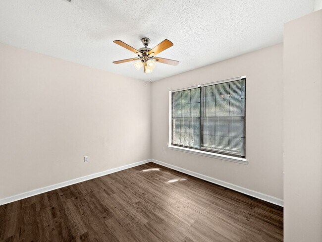 Building Photo - Charming Navarre Home with Hardwood Floors...