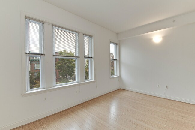 Building Photo - 1340 Fairmont St NW
