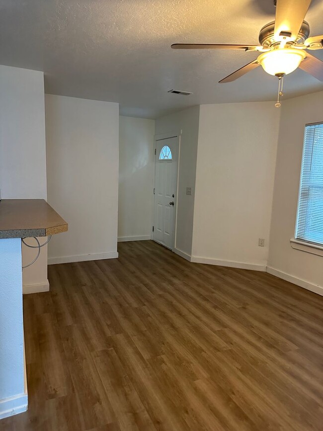 Building Photo - Cute 3 bedroom, 2 bath townhome with Community Pool in Boise