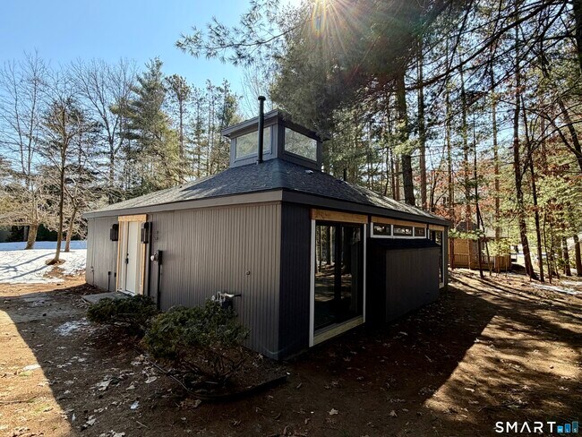 Building Photo - 15 Finch Run