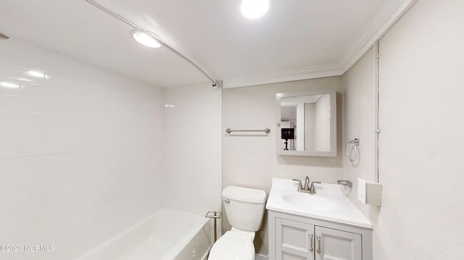 Building Photo - 1255 Central Dr