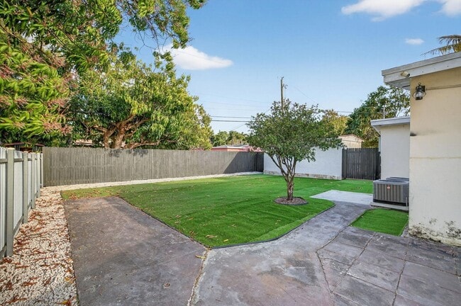 Building Photo - 108 SW 24th Ave