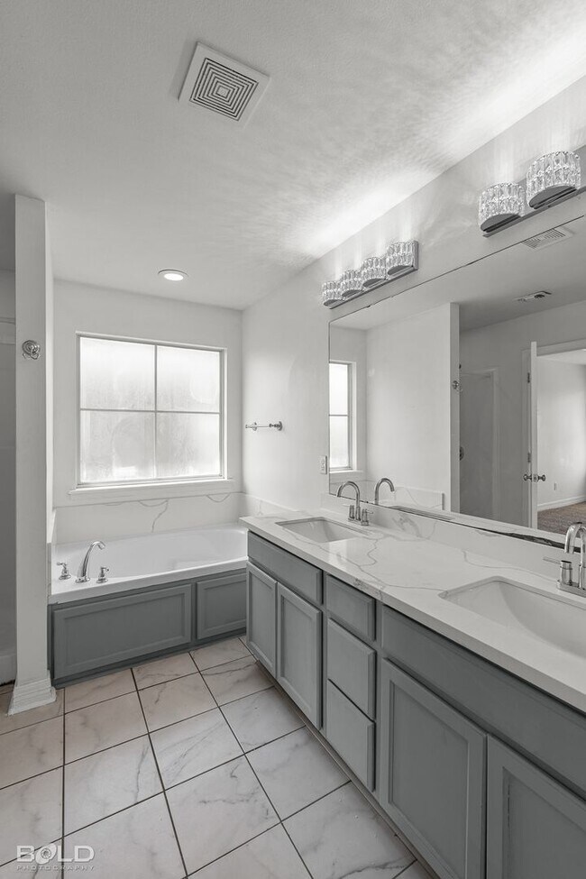 Building Photo - 521 Linnhurst Dr