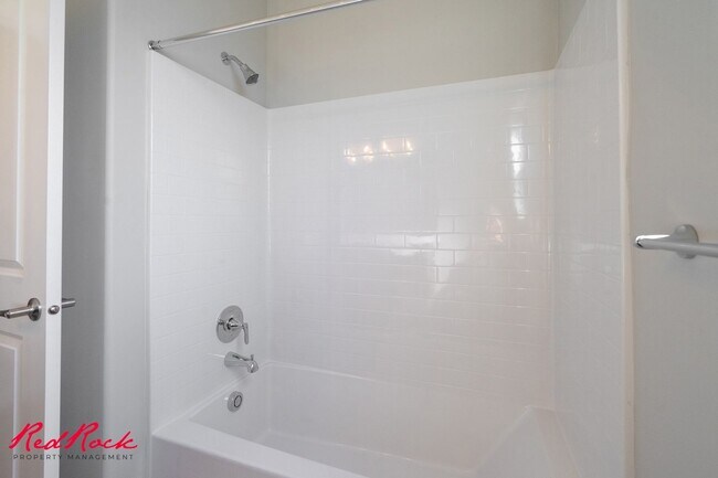 Building Photo - Stunning 4 Bedroom Home with Gorgeous Back...