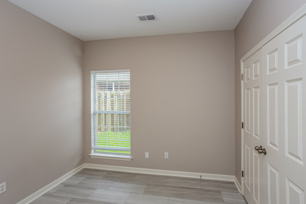 Building Photo - 610 Classic Dr N