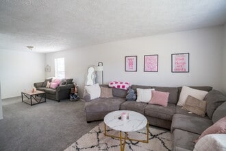 Building Photo - 923 Burcham Dr