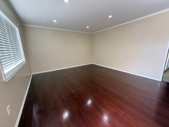 Building Photo - Spacious 3BR Home with Central AC & Private Yard in Baldwin Park