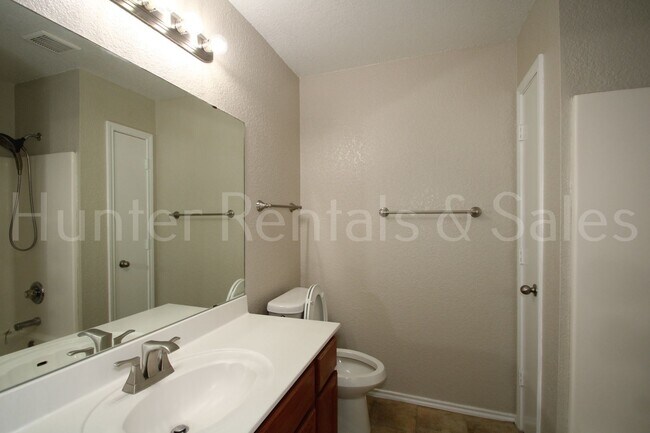Building Photo - Live Large in Killeen – 5 Bedrooms, Big Va...