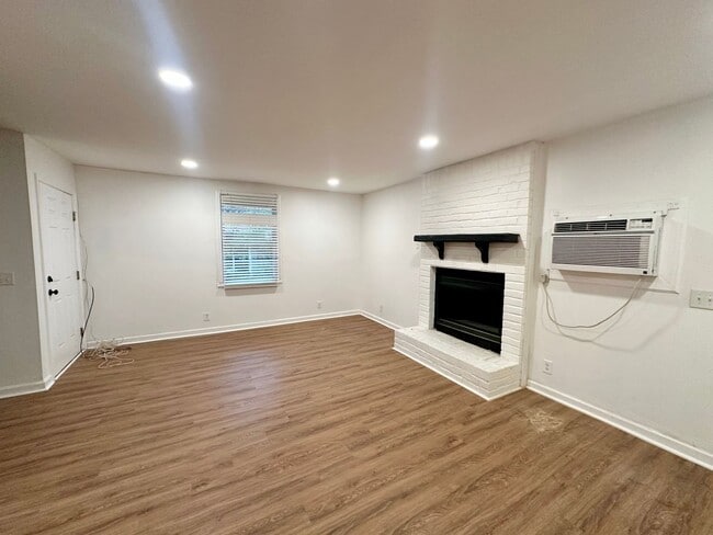 Building Photo - Location is Everything! Great West Side 2 bdmr/1 bth Available Now!