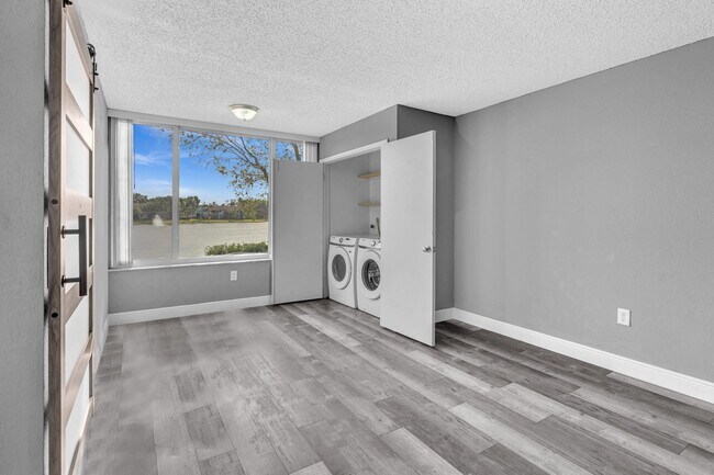 Building Photo - 2820 N Oakland Forest Dr