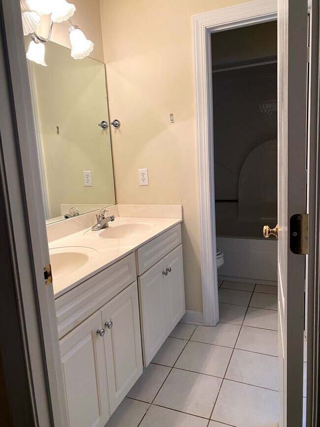 Building Photo - Large Home Settled on Culd-e-sac