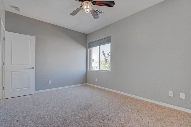 Building Photo - 2589 Chateau Clermont St