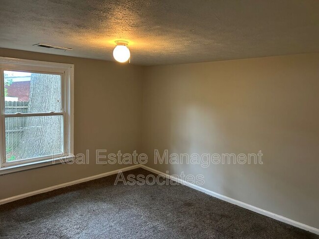 Building Photo - 214 Realty St