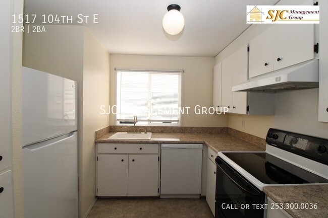 Building Photo - Clean and move in ready townhouse style condo