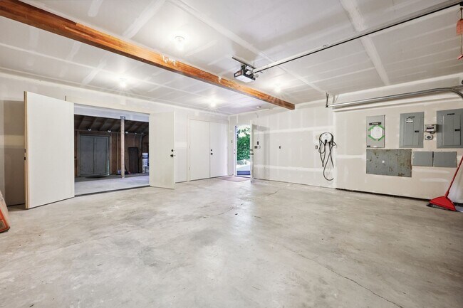 Building Photo - Stunning 3,146 Sq. Ft. Olympia Waterfront ...
