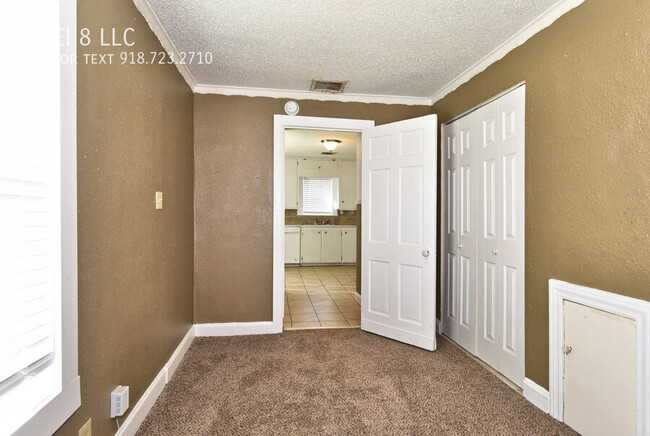 Building Photo - 3 bed one bath upstairs unit in two level ...