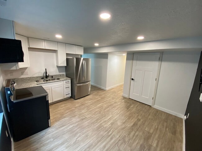 Building Photo - Beautiful House with basement apartment