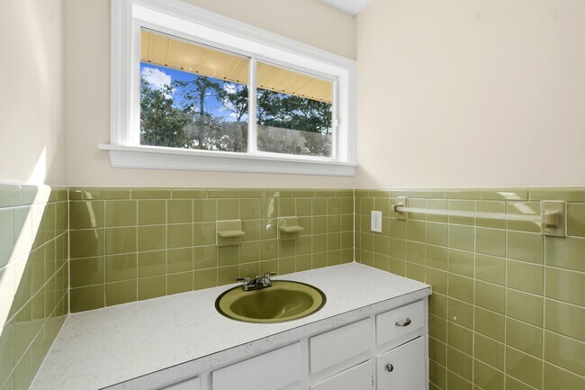 Building Photo - 607 Longleaf Ave