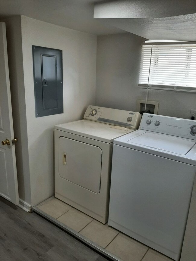 Building Photo - (2006 7th Avenue)