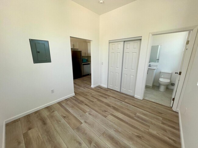 Building Photo - 1 Bedroom 1 Bath in Kensington