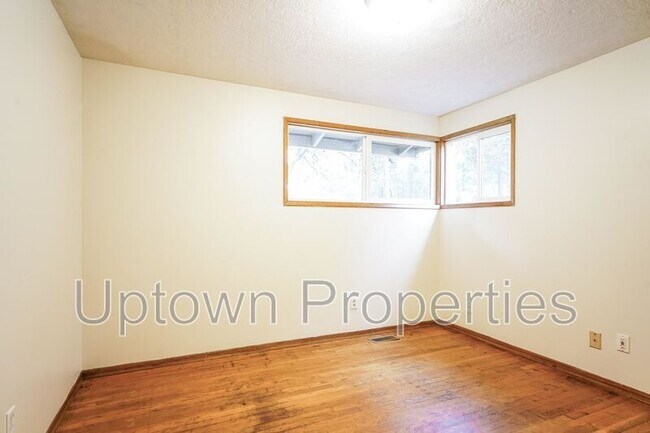 Building Photo - 9370 SW Killarney Ln