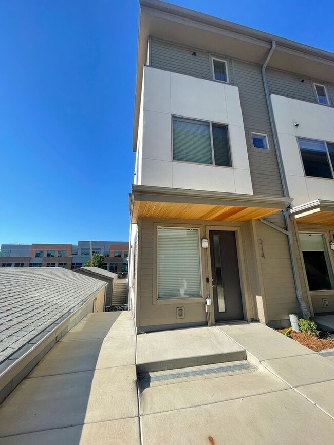 Building Photo - Charming 2BR Townhome in Denver