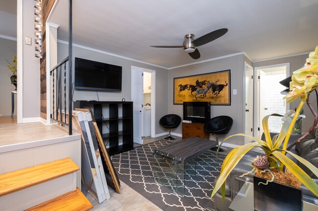 Building Photo - 312 Schoolwood Ln