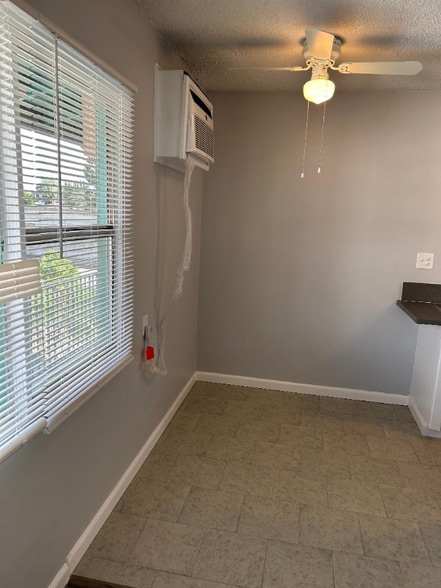 Building Photo - 2621 W Ramona Rd