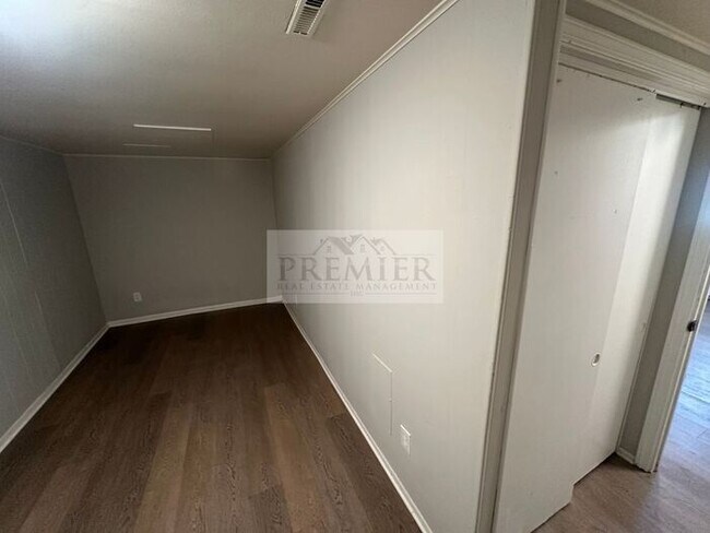 Building Photo - 308 N McKissock St