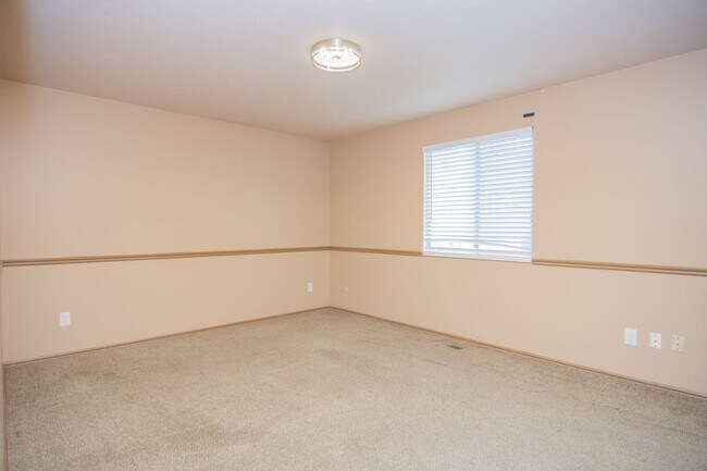 Building Photo - Really Nice 4 bedroom 3 Bath Home on Spacious Lot!