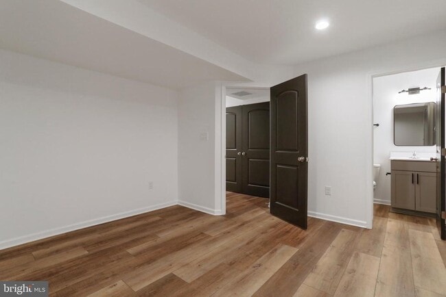 Building Photo - 320 W 11th St