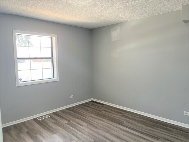 Building Photo - 1504 W Jefferson Ave