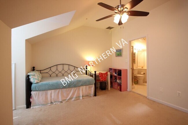 Building Photo - 2304 N Greenbrier Ct