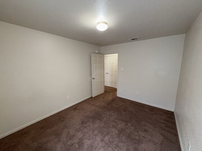 Building Photo - 1405 Cinch Dr