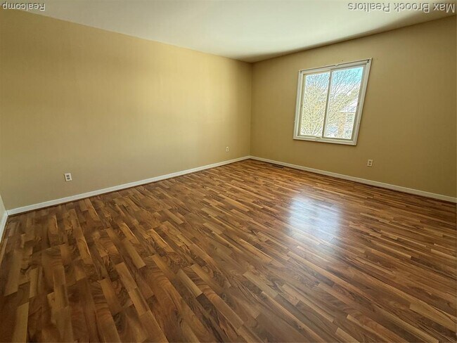 Building Photo - 6670 Maple Lakes Dr