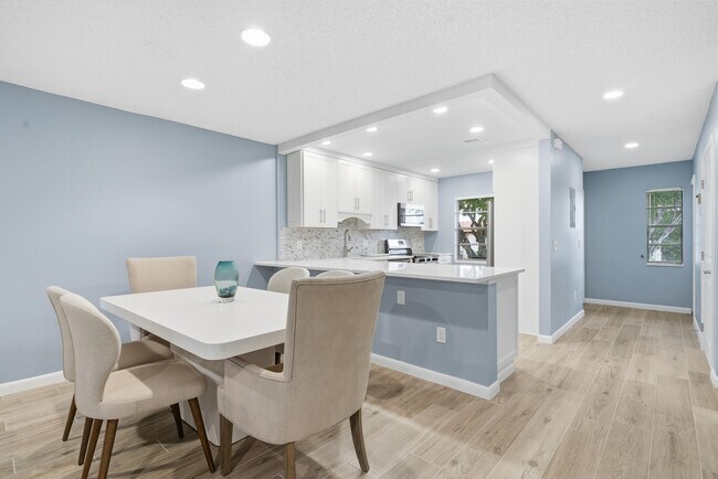 Building Photo - 9292 Vista Del Lago