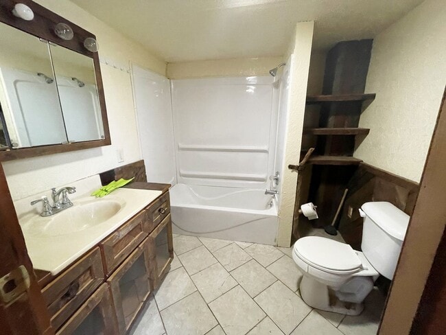 Building Photo - Exit 350 Acreage between Sioux Falls and Mitchell- 4 bedroom house