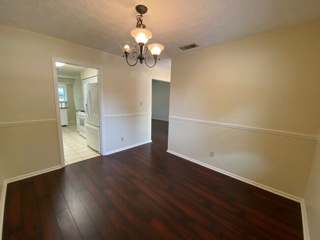 Building Photo - Adorable 3/2 on large corner lot