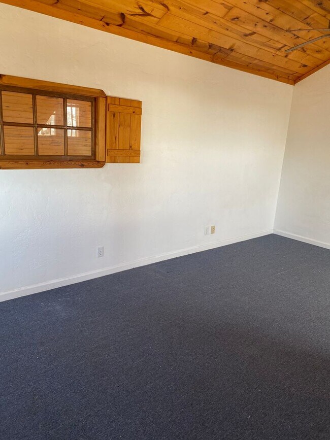 Building Photo - 6535 El Nido Ln