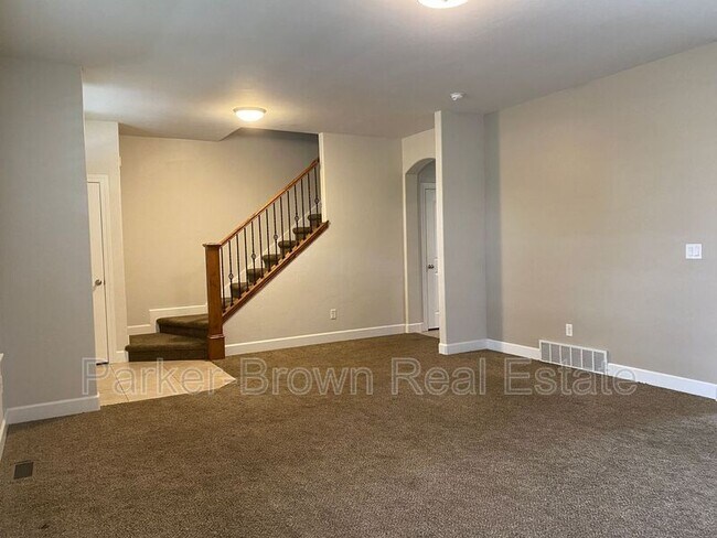 Building Photo - 5561 W Pkwy W