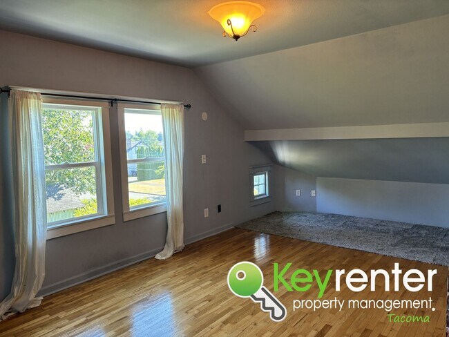 Building Photo - One of a Kind Craftsman House in Tacoma!