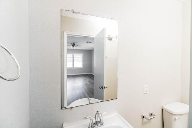 Building Photo - 1108 W Camp Cir