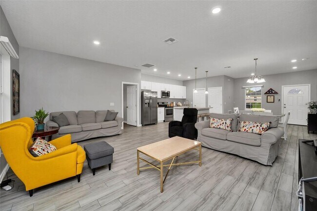 Building Photo - Poinciana Home