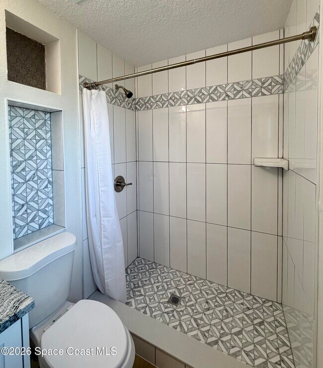 Building Photo - 557 Chantilly Dr