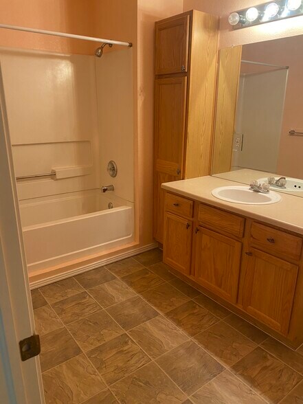 Main Bathroom - 3002 W Elizabeth St